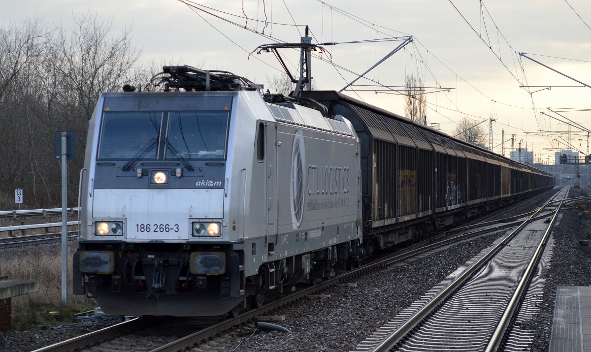 CTL mit 186 266-3 und Ganzzug Schiebewandwagen am 26.01.16 Berlin-Hohenschönhausen. 