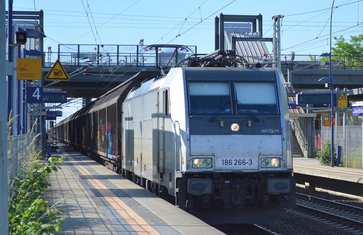 CTL mit 186 266-3 und Ganzzug Schiebewandwagen am 31.05.17 Bf. Berlin-Hohenschönhausen.