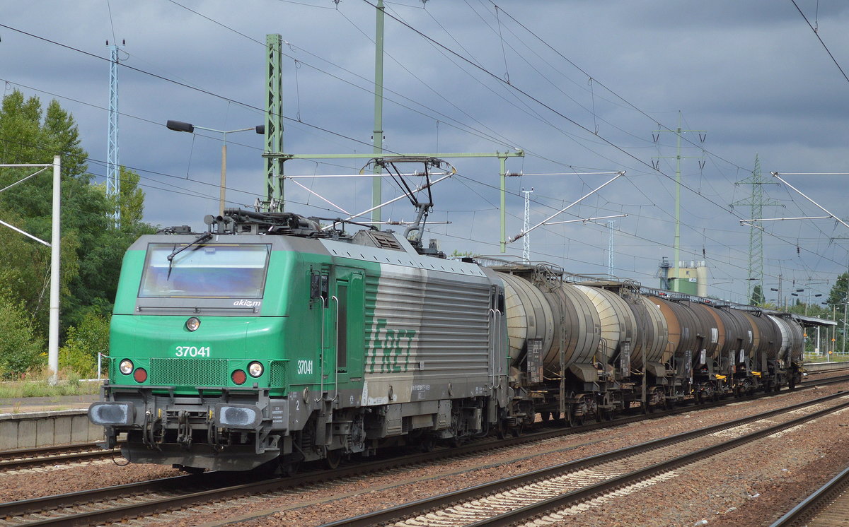 CTL mit akiem Lok 37041 und einem Kesselwagenzug (geschmolzenes Schwefel - Transporte) am 12.08.16 Bf. Flughafen Berlin-Sch�nefeld.