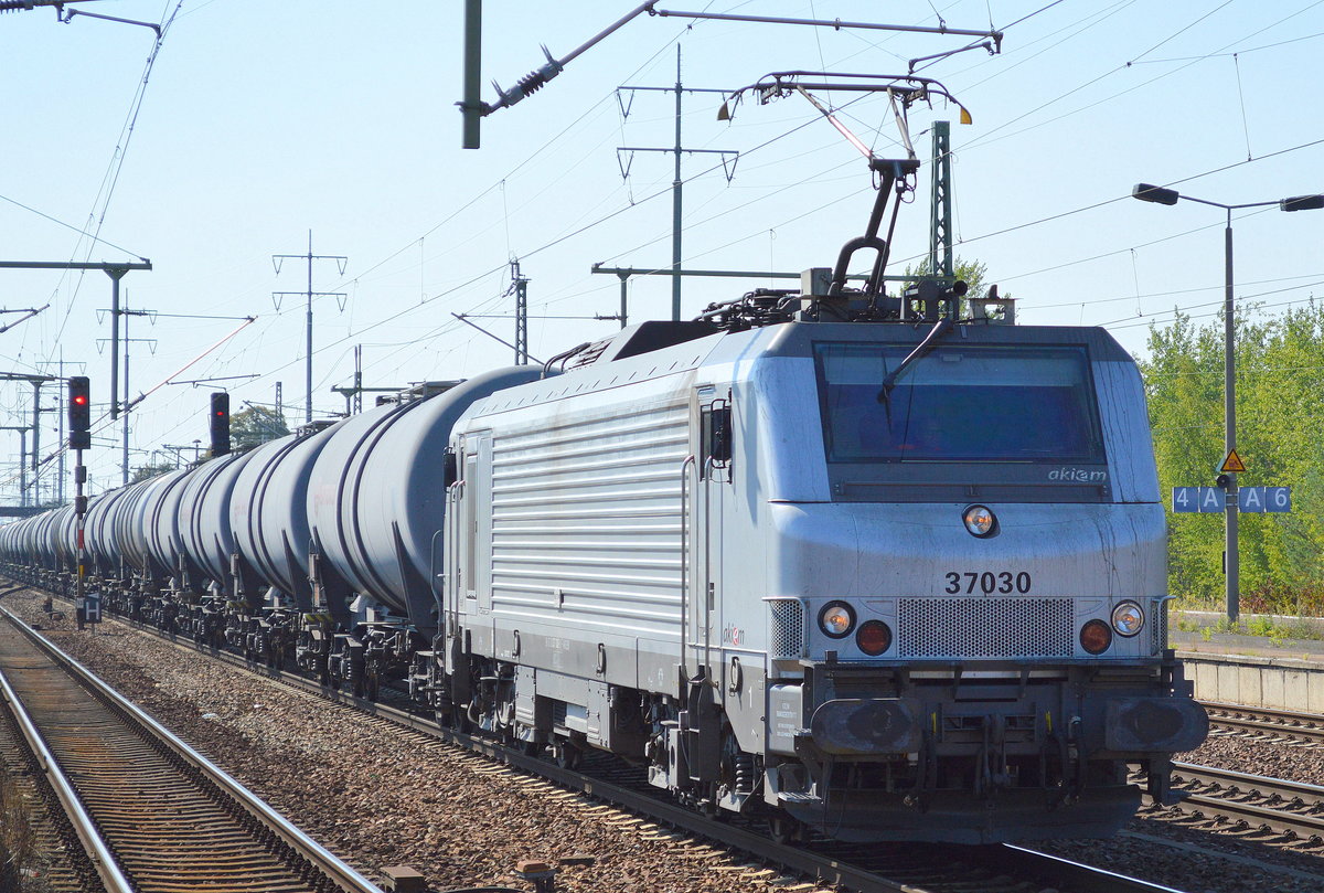 CTL mit der akiem Mietlok 37030 und Kesselwagenzug am 08.09.16 Bf. Flughafen Berlin-Schönefeld.