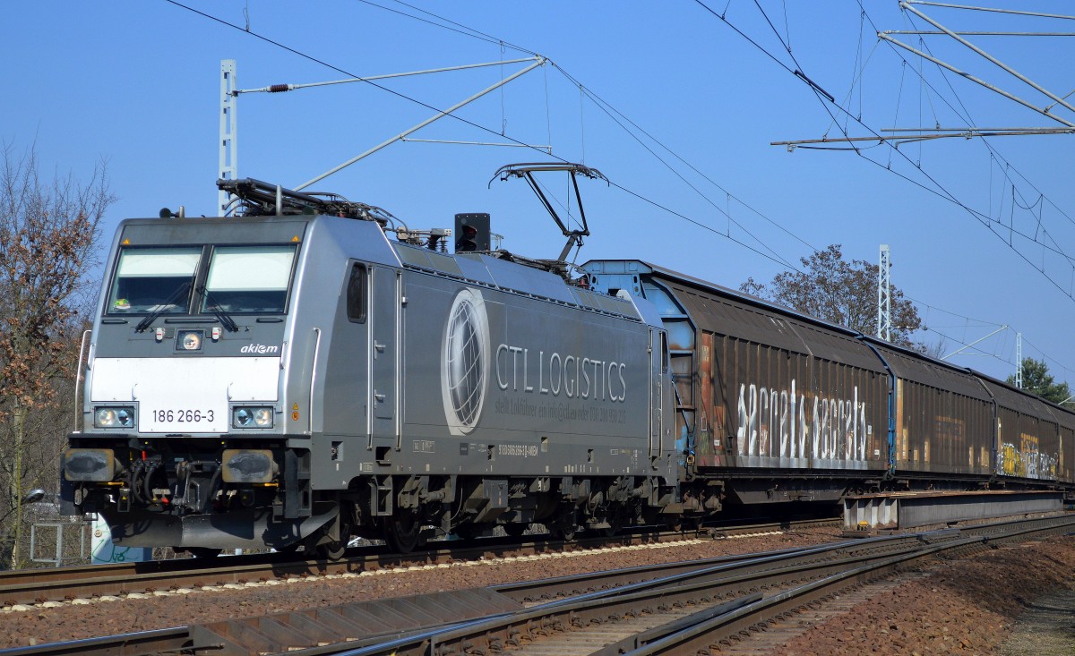 CTL mit ihrer 186 266-3 und Ganzzug Schiebewandwagen am 09.03.16 Berlin-Wuhlheide.