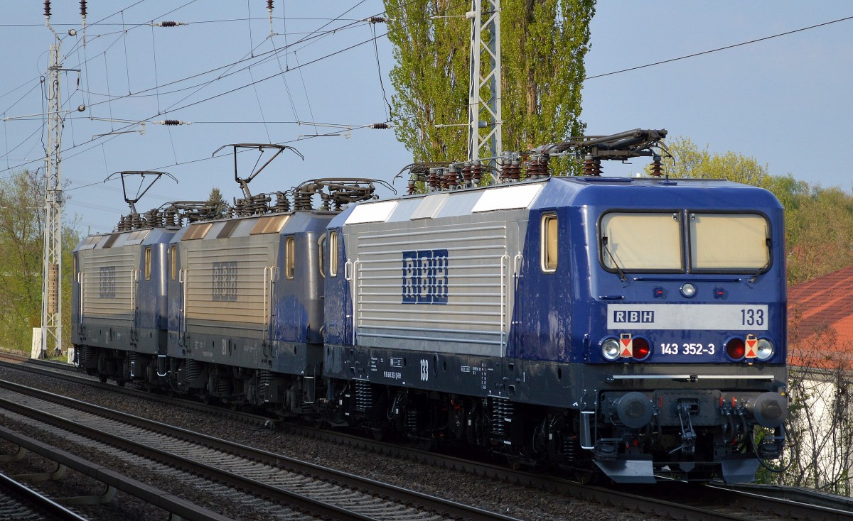 Da hat wohl eine RBH 143ér ganz frisch erst ihren neuen Lack erhalten im Vergleich mit ihren Schwesternloks, es ist RBH 133/143 352-3 am 19.04.14 Berlin-Karow. 
