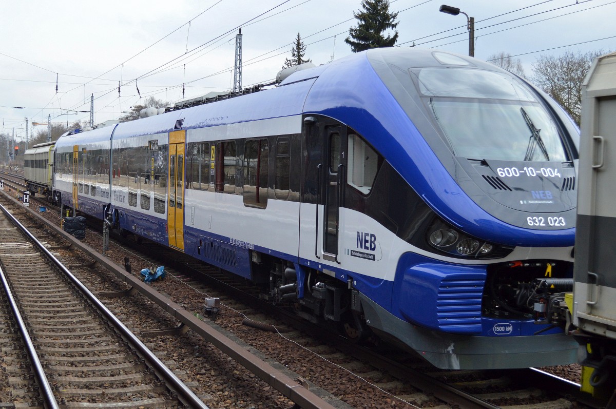 Damit ist die Vielfalt der im Regionalverkehr Berlin/Brandenburg tätigen Triebzugtypen um einen wunderschönen neuen Dieseltriebzug reicher. Der in Polen entwickelte und gebaute zweiteilige PESA Link ist optisch nach meiner Meinung einfach mal hübscher und moderner als der Einheitsbrei aus dem Hause Stadler oder Bombardier. Hier also die zweite private EVU aus Deutschland, die ihn nun bald täglich im Regionalverkehr einsetzen wird. NEB 632 023 (95 80 0632 023-7 D-NEBB) bei der Überführung zum Stützpunkt in Basdorf bei Berlin am 03.03.16 Berlin-Hirschgarten.