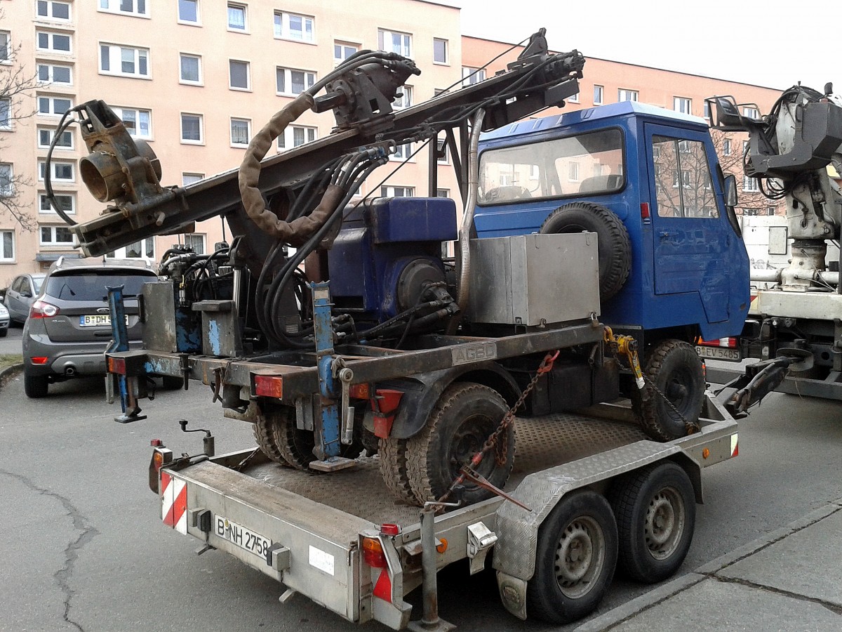 Das Drehbohrsystem Typ? auf dem Multicar, seitlich steht AGBO die inzischen zur Firma PRAKLA Bohrtechnik GmbH gehört, 24.02.15 Berlin-Pankow.
