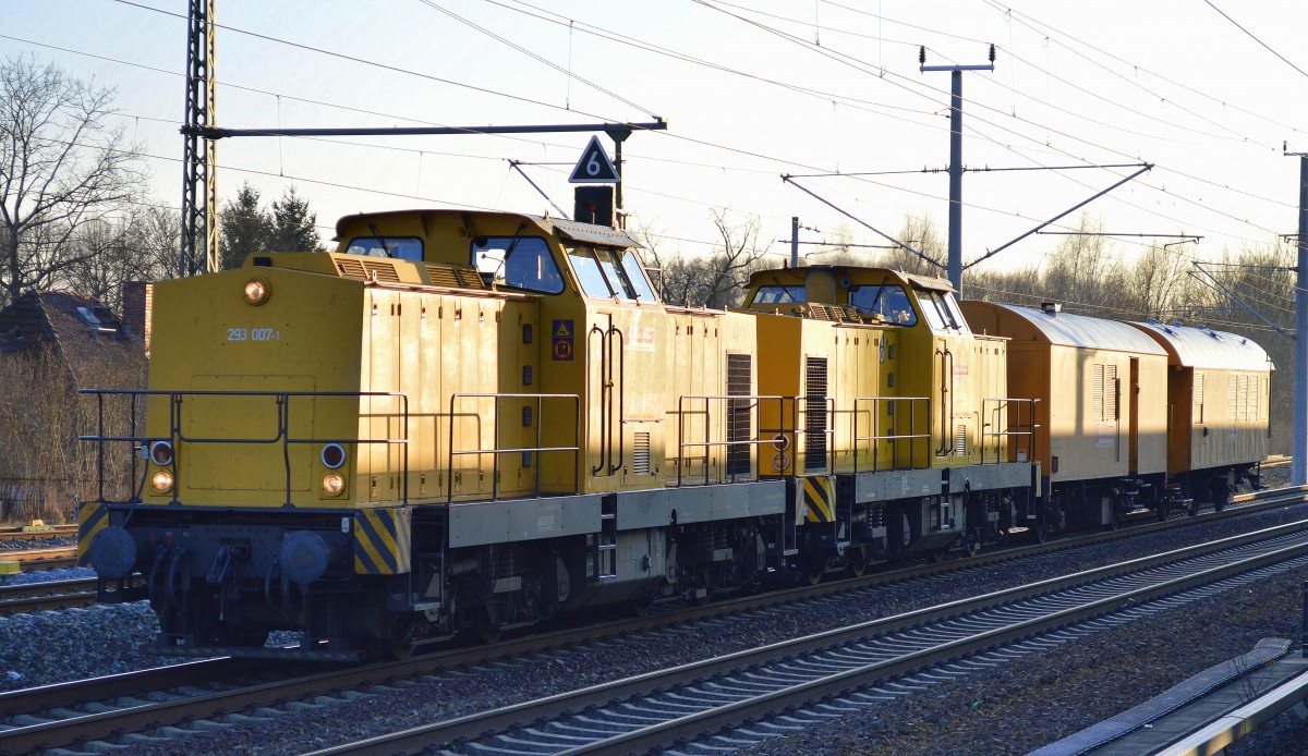 DB Bahnbau Gruppe (DGT) mit Doppeltraktion Lok 1/293 007-1 + Lok 8/293 010-5 und zwei Bahndienstfahrzeugen am 13.02.15 Berlin-Blankenburg.