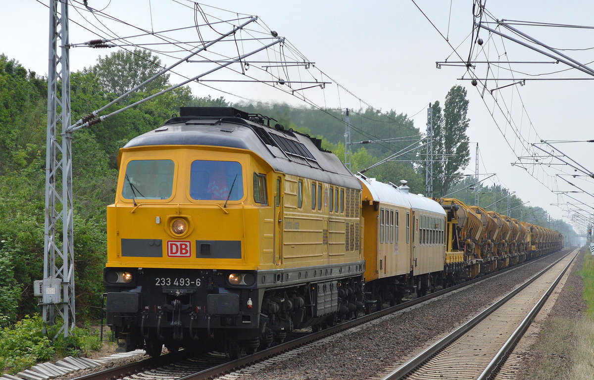 DB Bahnbau Gruppe mit 233 493-6 und einem Gleismaschinenzug zur Gleisbettreinigung mit Materialförder- und Siloeinheiten + Gleisbettreinigungsmaschine vom Typ RM 801-2 und diversen Bahndienstwagen am 24.05.16 Berlin-Hohenschönhausen.