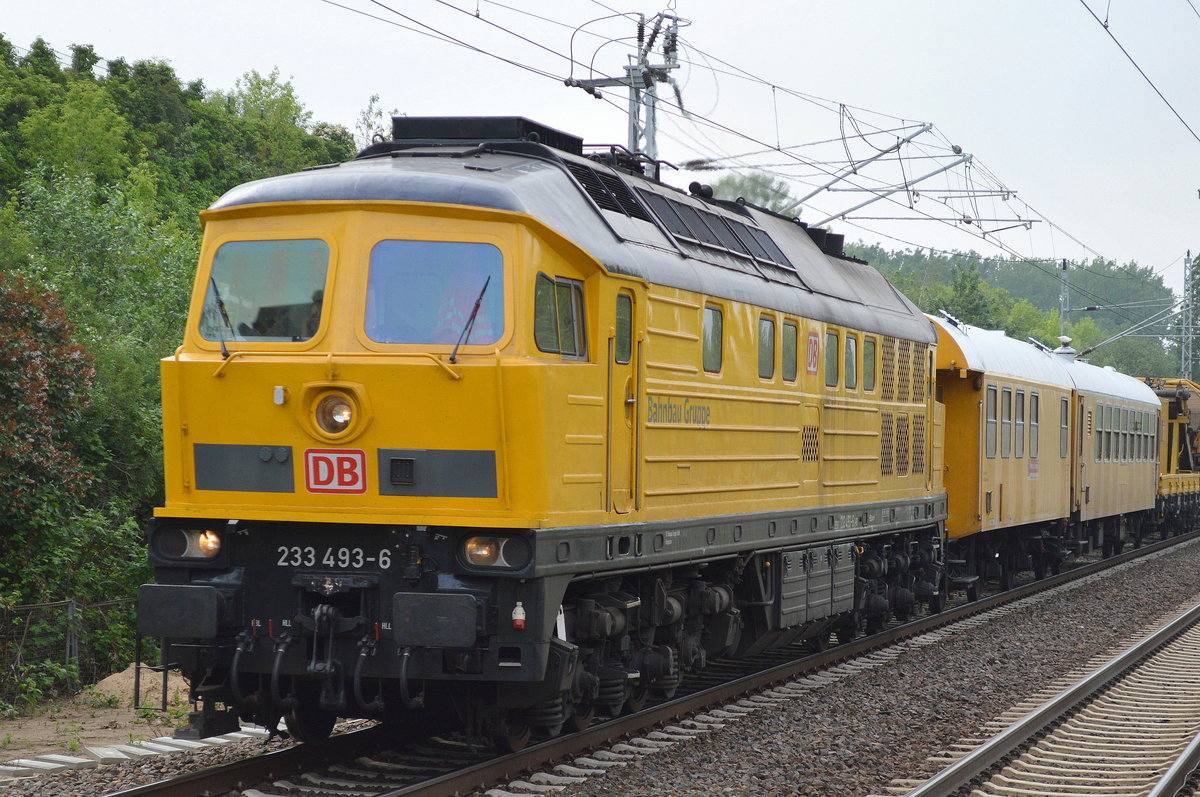DB Bahnbau Gruppe mit 233 493-6 und einem Gleismaschinenzug zur Gleisbettreinigung mit Materialförder- und Siloeinheiten + Gleisbettreinigungsmaschine vom Typ RM 801-2 und diversen Bahndienstwagen am 24.05.16 Berlin-Hohenschönhausen.