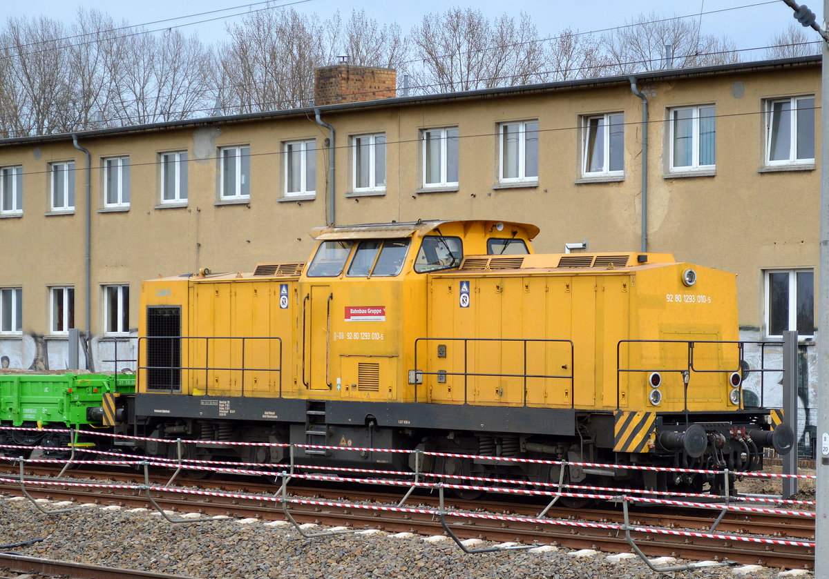 DB Bahnbau Gruppe mit 293 010-5 und einigen BUG Drehgestell-Flachwagen bei den Bautätigkeiten rund um Berlin-Blankenburg und das Karower Kreuz Berlin, 21.03.17