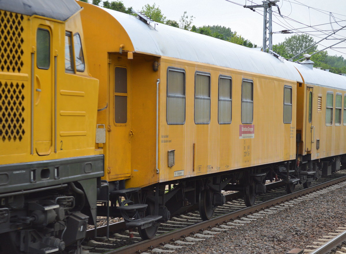 DB Bahnbau Gruppe mit dem Wagen 75 80 D-DB 2329 176-1 Bf. K�nigsborn in einem Bauzug am 24.05.16 Berlin-Hohensch�nhausen.