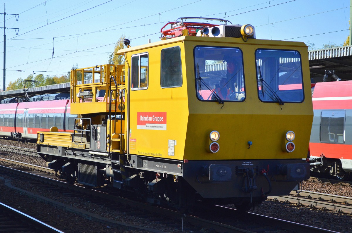 DB Bahnbau Gruppe mit einem MTW 100 am 11.10.15 Bhf. Flughafen Berlin-Schönefeld.