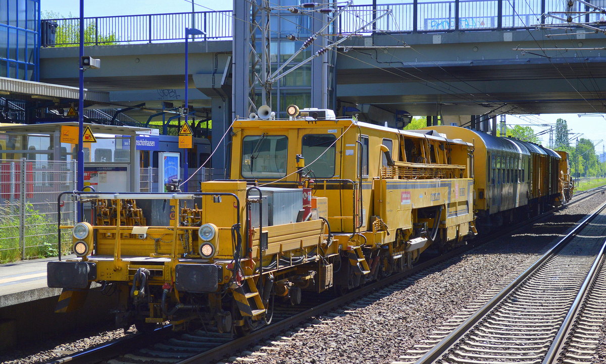 DB Bahnbau Gruppe mit Gleisbauzug, vorne die Zwei-Schwellen-Nivellier-, Hebe-, Richt- und Stopfmaschine für Gleise Duomatic 09-32 CSM (GSM 338) am 02.06.17 Bf. Berlin-Hohenschönhausen. 