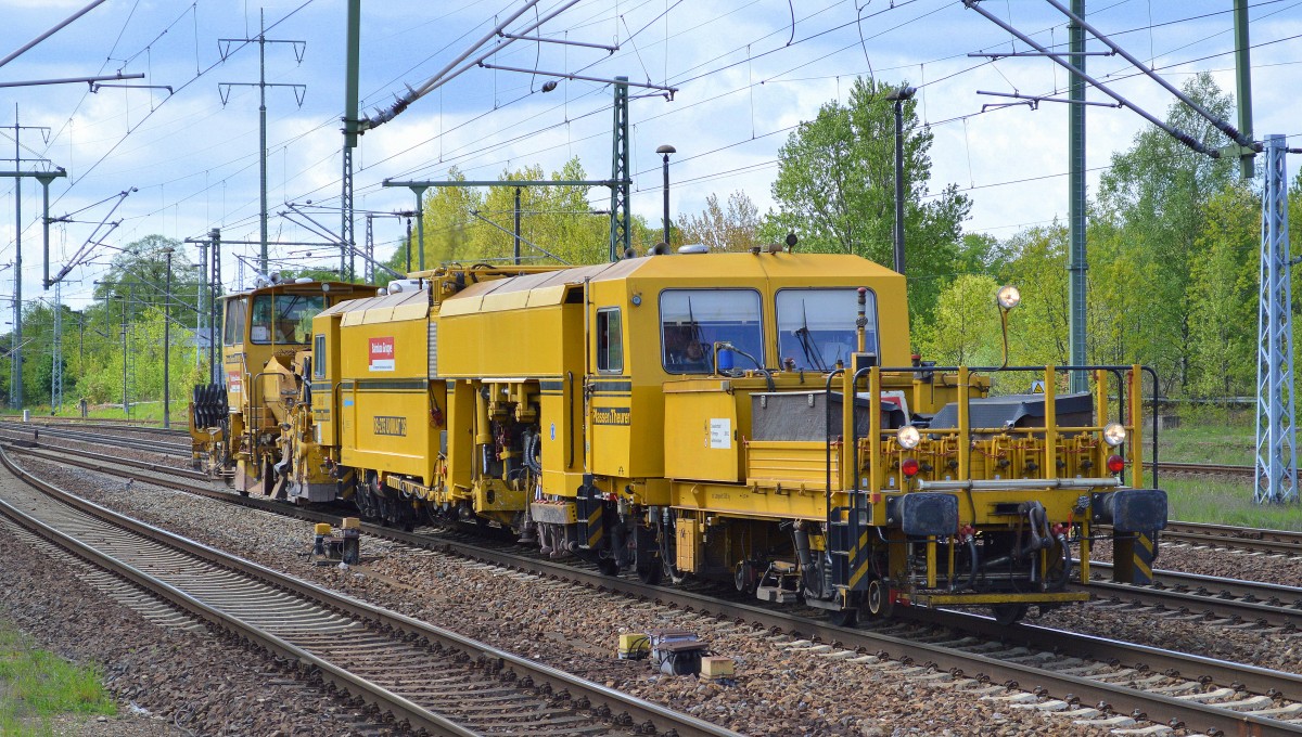 DB Bahnbau Gruppe mit Gleisstopfmaschine P&T 08-275 UNIMAT 3S + Schotterplaniermaschine P&T SSP 110 SW am 04.05.15 Durchfahrt Bhf. Flughafen Berlin-Schönefeld. 