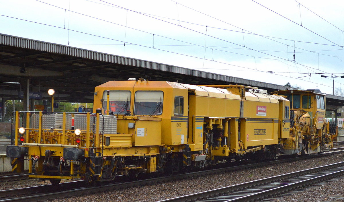 DB Bahnbau Gruppe mit der Gleisstopfmaschine P&T 08-275 UNIMAT 3S (USM 165) und der Schotterplaniermaschine P&T SSP 110 SW (SSP 371?) am 11.11.17 BF. Flughafen Berlin-SChönefeld.