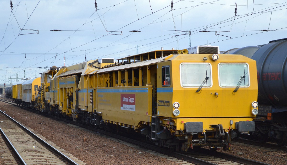 DB Bahnbau Gruppe mit ihrer Stopfmaschine P&T UNIMAT 09-32/4S + Schotterplaniermaschine USP 2000 SWS + drei Bahndienstwagen am 19.11.15 Bhf. Flughafen Berlin-Schönefeld.