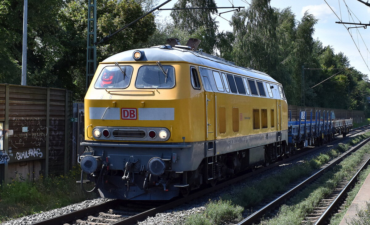 DB Bahnbau Gruppe mit ihrer  218 261-6  (NVR:  92 80 1218 261-6 D-DB ) und zwei Drehgestell-Flachwagen am 07.08.25 Höhe S-Bahnhof Dedensen/​Gümmer.