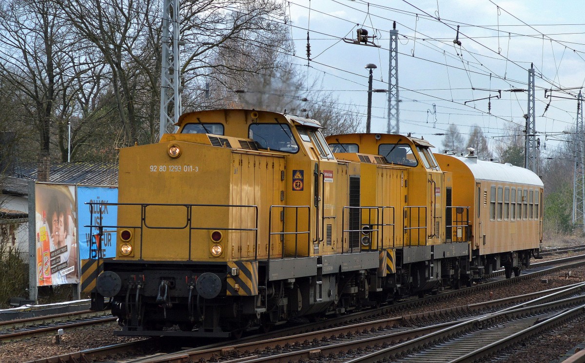 DB Bahnbau Gruppe/DGT Lok 9/293 011-3 + Lok 8/293 010-5 mit Bahndienstwagen (75 80 D-DB 2811 166-7) am 25.02.16 Berlin-Hirschgarten.