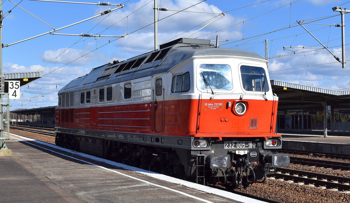 DB Cargo AG, Mainz [D] mit ihrer  232 005-9  (NVR:  92 80 1232 005-9 D-DB ) am 17.03.25 Durchfahrt Bahnhof Schönefeld b. Berlin.