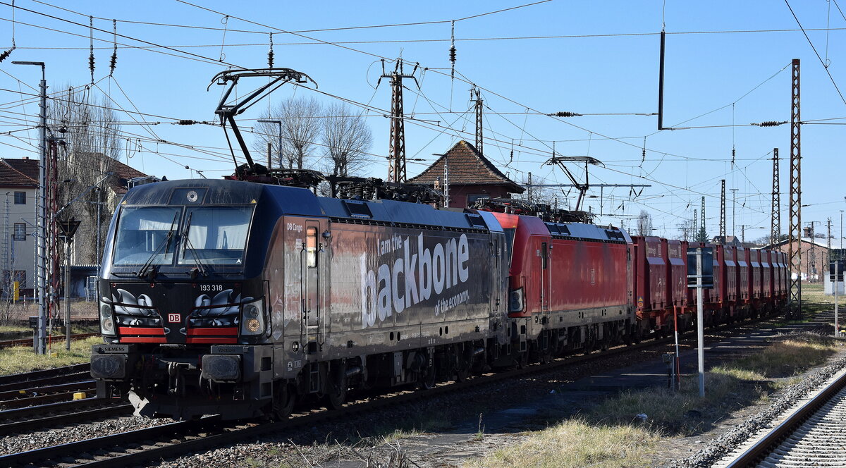 DB Cargo AG, Mainz [D] mit der Doppeltraktion   193 318  [NVR-Nummer: 91 80 6193 318-3 D-DB] +  193 381  [NVR-Nummer: 91 80 6193 381-1 D-DB] und dem Erzzug aus Hamburg Richtung Ziltendorg EKO am 19.03.25 Höhe Bahnhof Frankfurt (Oder).