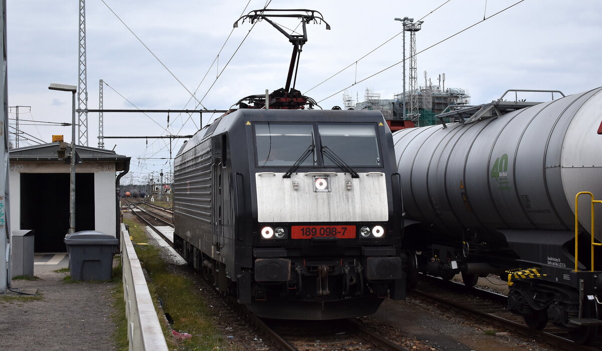 DB Cargo AG, Mainz [D] mit ihrer  189 098-7  [NVR-Nummer: 91 80 6189 098-7 D-DB] bei Rangiertätigkeiten im Rbf. Seddin am 09.04.25