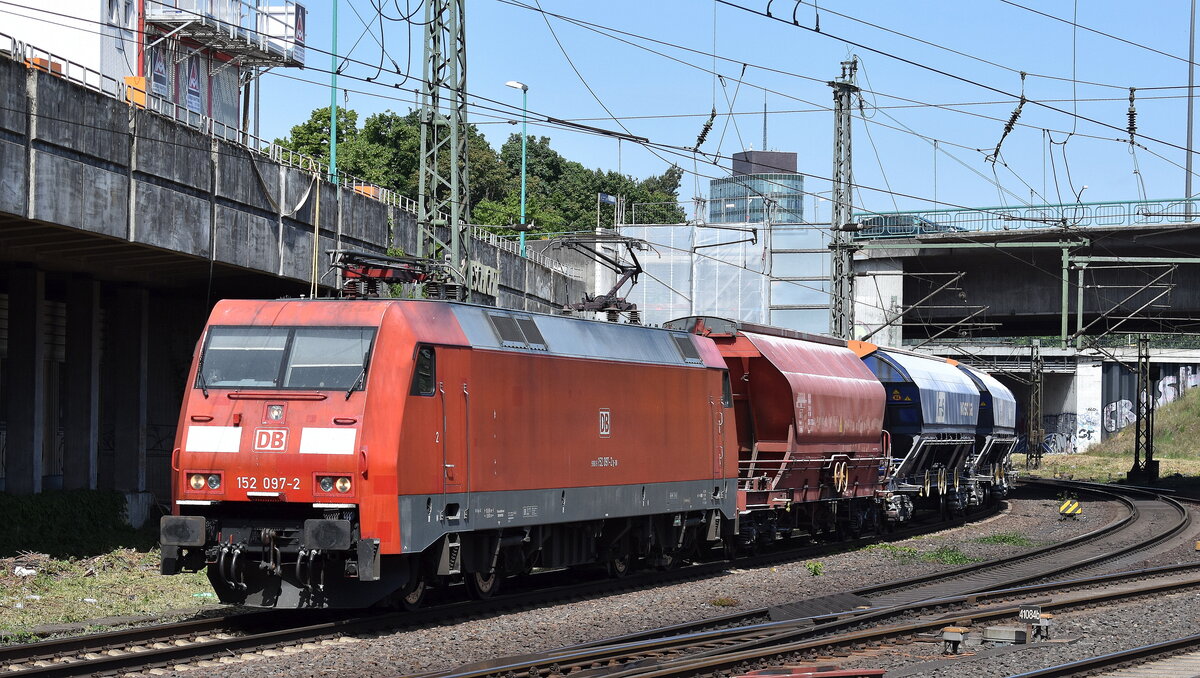 DB Cargo AG, Mainz [D] mit ihrer  152 097-2  [NVR-Nummer: 91 80 6152 097-2 D-DB] verlässt den Hamburger Hafen mit einem Ganzzug Schüttgutwagen mit Schwenkdach (Kalitransporte) den Hamburger Hafen am 14.05.25 Höhe Bahnhof Hamburg-Harburg.