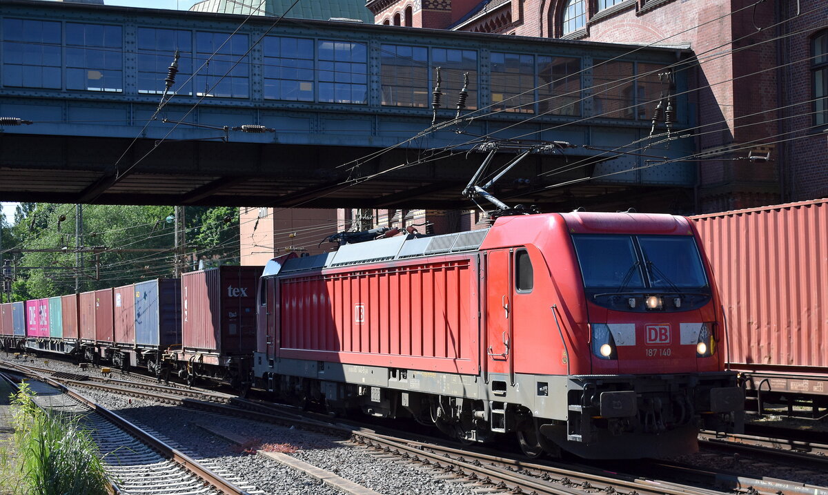 DB Cargo AG, Mainz [D] mit ihrer  187 140  [NVR-Nummer: 91 80 6187 140-9 D-DB] und einem Containerzug Richtung Hamburger Hafen am 20.05.25 Höhe Bahnhof Hamburg-Harburg.