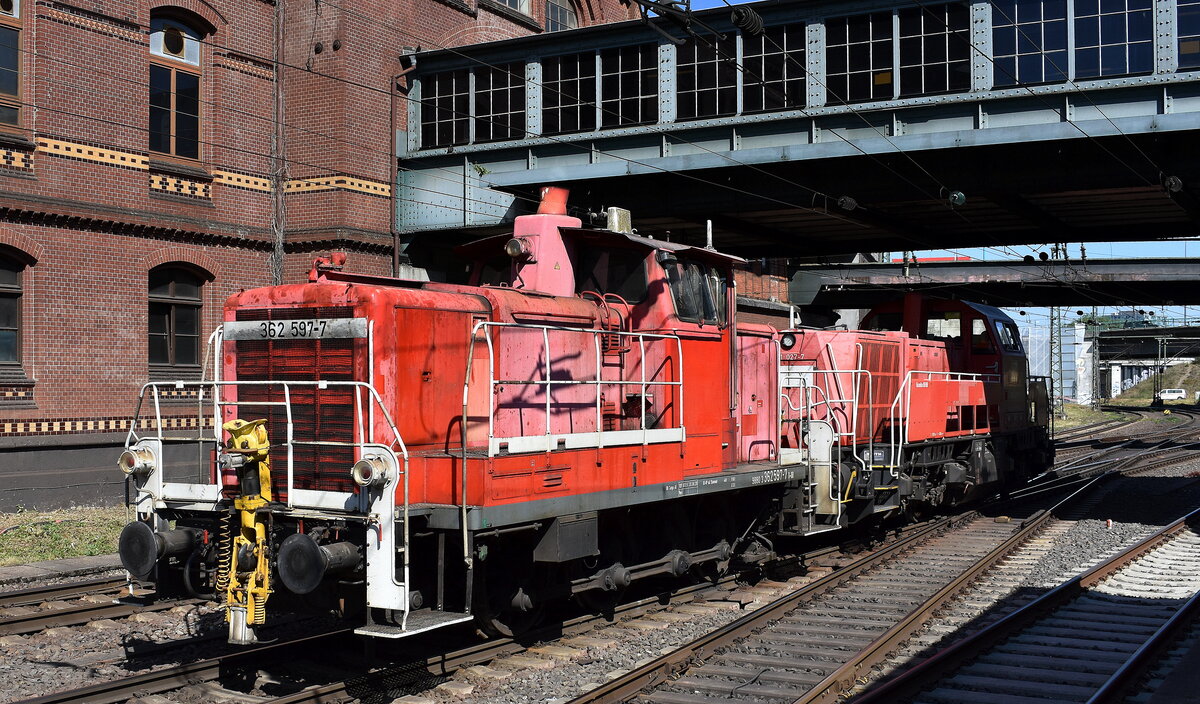 DB Cargo AG, Mainz [D] mit ihrer Dieselloks  362 597-7  (NVR:  98 80 3362 597-7 D-DB ) am Haken von  261 027-7  (NVR:  92 80 1261 027-7 D-DB ) Richtung Hamburger Hafen am 20.05.25 Höhe Bahnhof Hamburg-Harburg.