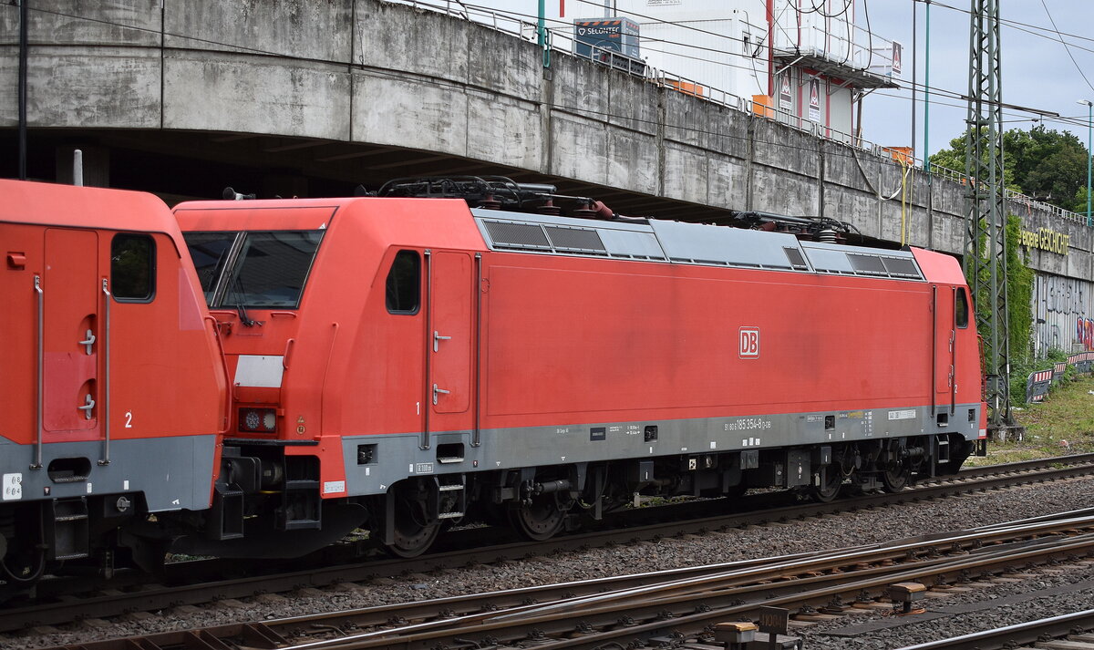 DB Cargo AG, Mainz [D] mit dem Lokzug  189 008-6  [NVR-Nummer: 91 80 6189 008-6 D-DB] mit  189 012-8  [NVR-Nummer: 91 80 6189 012-8 D-DB] +  185 354-8  [NVR-Nummer: 91 80 6185 354-8 D-DB] am Haken Richtung Maschen am 27.05.25 Höhe Bahnhof Hamburg-Harburg.