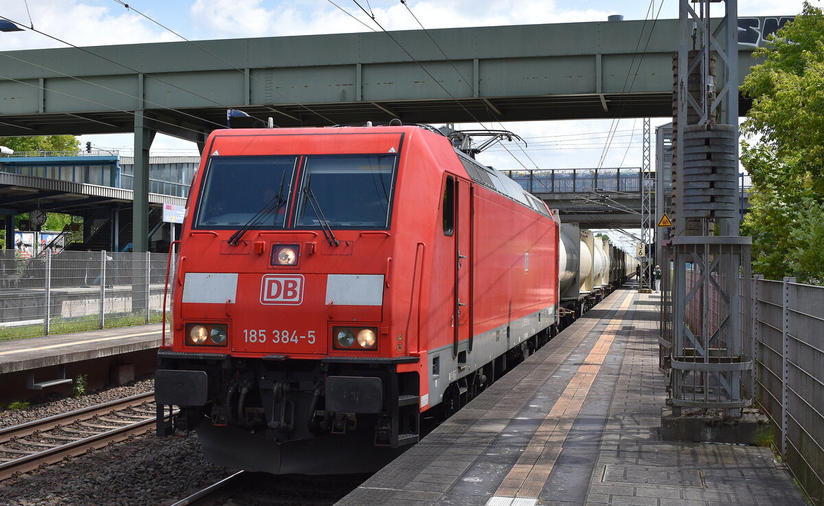 DB Cargo AG, Mainz [D] mit ihrer  185 384-5  [NVR-Nummer: 91 80 6185 384-5 D-DB] und einem Containerzug (Ganzzug) weißer großer Tankcontainer ohne Inhalts- oder Firmenbeschriftung am 11.06.25 Durchfahrt Bahnhof Berlin-Hohenschönhausen.
