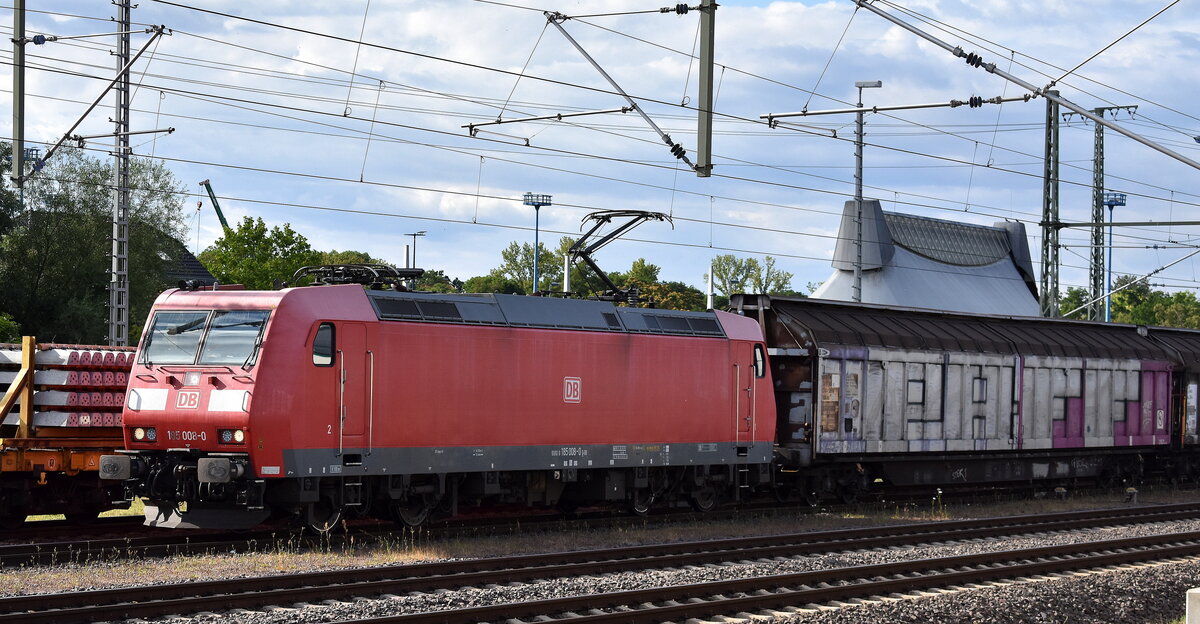 DB Cargo AG, Mainz [D] mit ihrer   185 008-0  [NVR-Nummer: 91 80 6185 008-0 D-DB] und einem gemischten Güterzug am 10.07.25 Höhe Bahnhof Magdeburg Hbf.