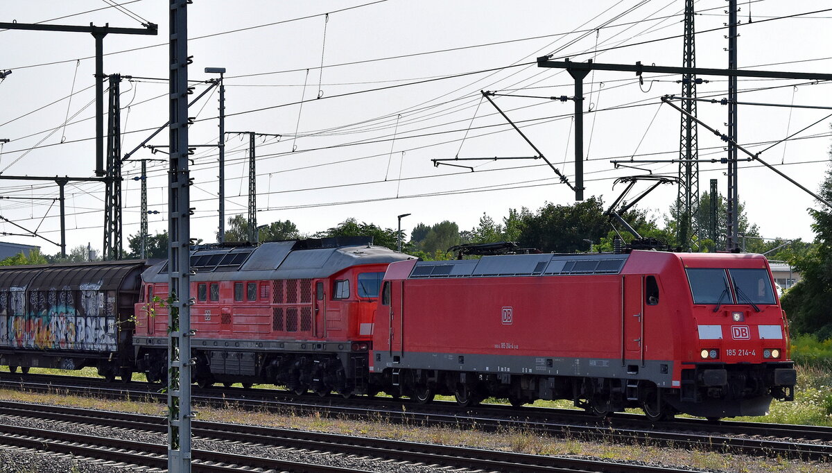 DB Cargo AG, Mainz [D] mit ihrer  185 214-4  [NVR-Nummer: 91 80 6185 214-4 D-DB] und der Ludmilla  232 589-2  (NVR:  92 80 1232 589-2 D-DB ) + gemischtem Güterzug am Haken am 09.08.25 Höhe Bahnhof Magdeburg Hbf.
