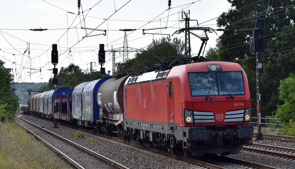 DB Cargo AG, Mainz [D] mit ihrer Vectron  193 370  [NVR-Nummer: 91 80 6193 370-4 D-DB] und einem gemischten Güterzug am 12.08.25 Höhe Bahnhof Saarmund.
