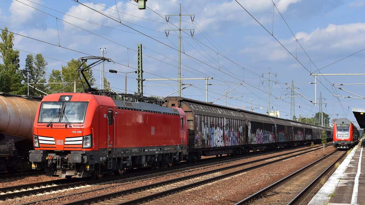 DB Cargo AG, Mainz [D] mit ihrer Vectron  193 396  [NVR-Nummer: 91 80 6193 396-9 D-DB] und einem Ganzzug Schiebewandwagen am 27.08.25 Höhe Bahnhof Schönefeld b. Berlin.
