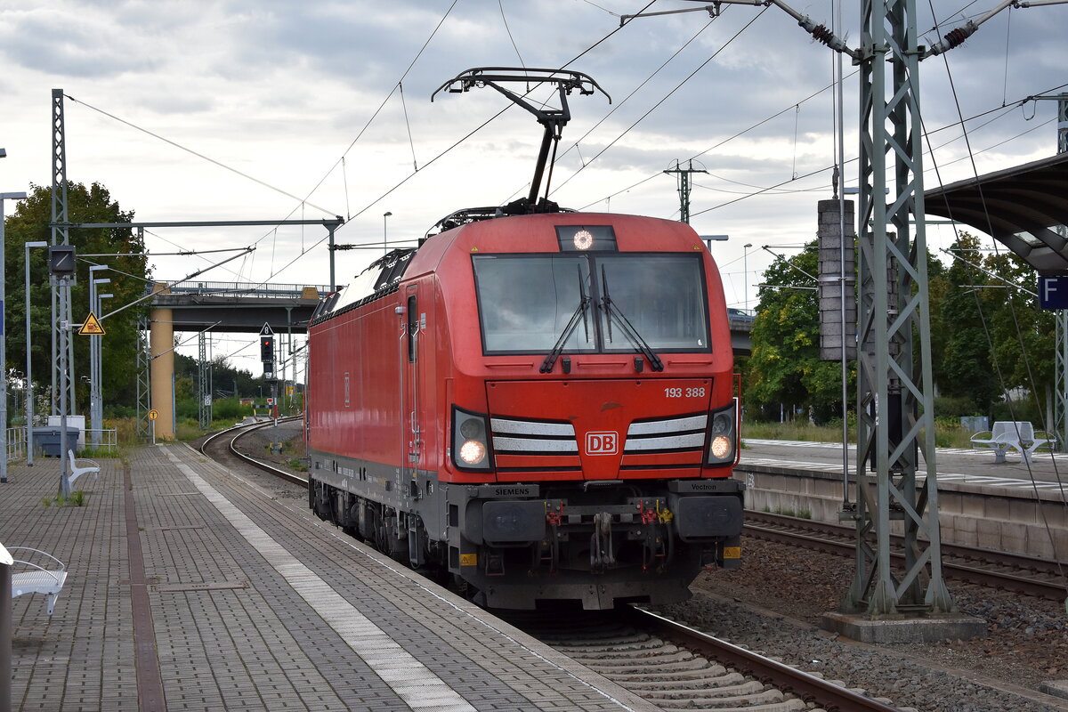 DB Cargo AG, Mainz [D] mit ihrer Vectron  193 388  [NVR-Nummer: 91 80 6193 388-6 D-DB] am 17.09.25 Durchfahrt Bahnhof Lutherstadt Wittenberg.
