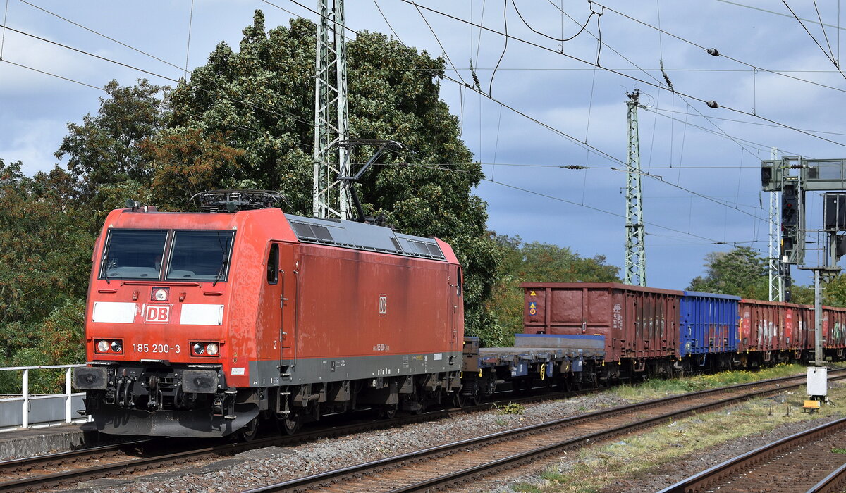 DB Cargo AG, Mainz [D] mit ihrer  185 200-3  [NVR-Nummer: 91 80 6185 200-3 D-DB] und einem gemischten Güterzug am 18.09.25 Höhe Bahnhof Magdeburg-Neustadt.