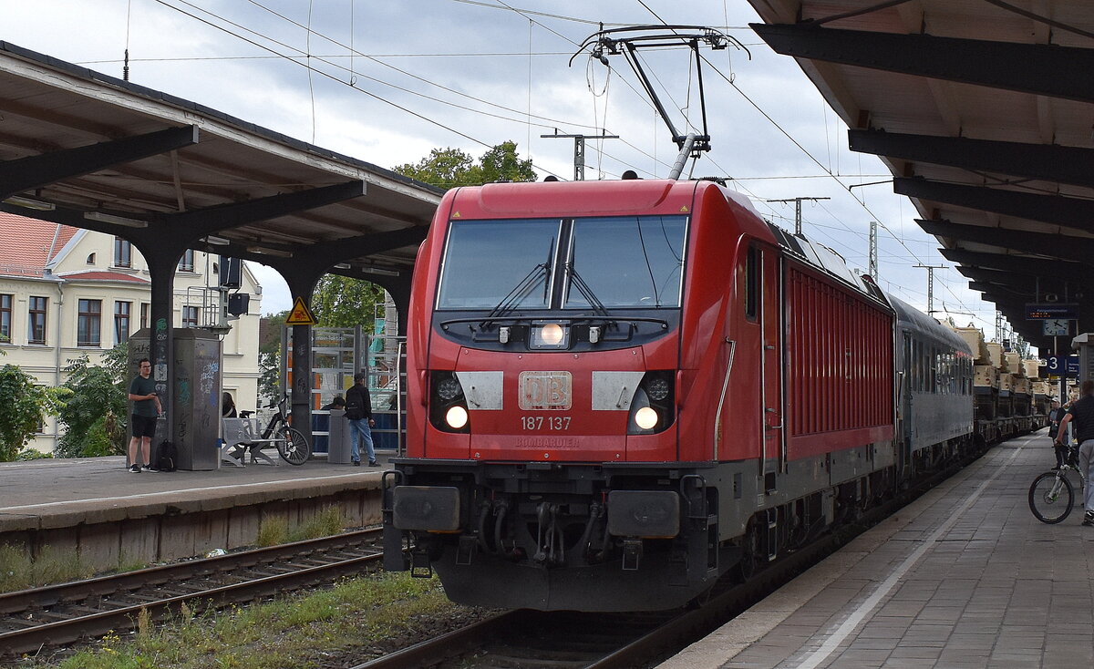 DB Cargo AG, Mainz [D] mit ihrer   187 137  [NVR-Nummer: 91 80 6187 137-5 D-DB] und einem Militärtransportzug mit US-amerikanischen Militärfahrzeugen am 18.09.25 Durchfahrt Bahnhof Magdeburg-Neustadt.