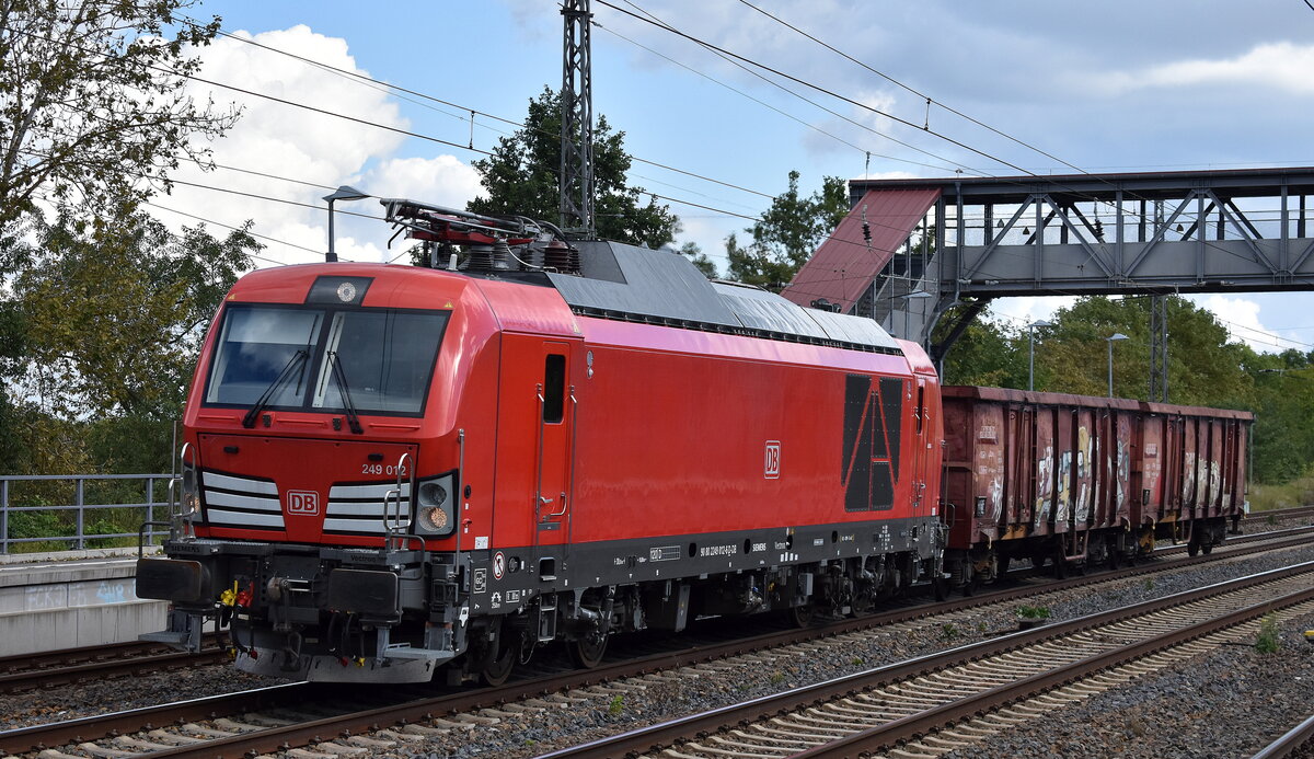 DB Cargo AG, Mainz [D] mit ihrer Dual Mode Light  249 012  [NVR-Nummer: 90 80 2249 012-6 D-DB] u. ein paar Güterwagen Richtung Rbf. Seddin am 29.09.25 Höhe Bahnhof Saarmund.