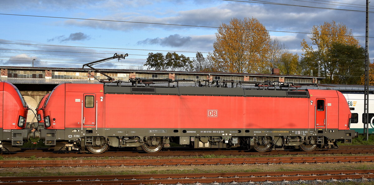 DB Cargo AG, Mainz [D] mit ihrer Vectron  193 303  [NVR-Nummer: 91 80 6193 303-5 D-DB] +   193 036  [NVR-Nummer: 91 80 6193 036-1 D-DB] als Doppeltraktion abfahrbereit am 29.10.25 Höhe Bahnhof Frankfurt/Oder.