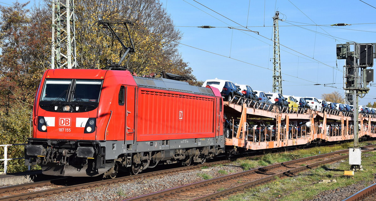 DB Cargo AG, Mainz [D] mit ihrer  187 155  [NVR-Nummer: 91 80 6187 155-7 D-DB] und einem gemischten Güterzug am 06.11.25 Höhe Bahnhof Magdeburg-Neustadt.