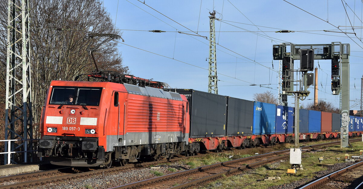 DB Cargo AG, Mainz [D] mit ihrer   189 057-3  [NVR-Nummer: 91 80 6189 057-3 D-DB] und einem Containerzug am 08.12.25 Höhe Bahnhof Magdeburg-Neustadt.