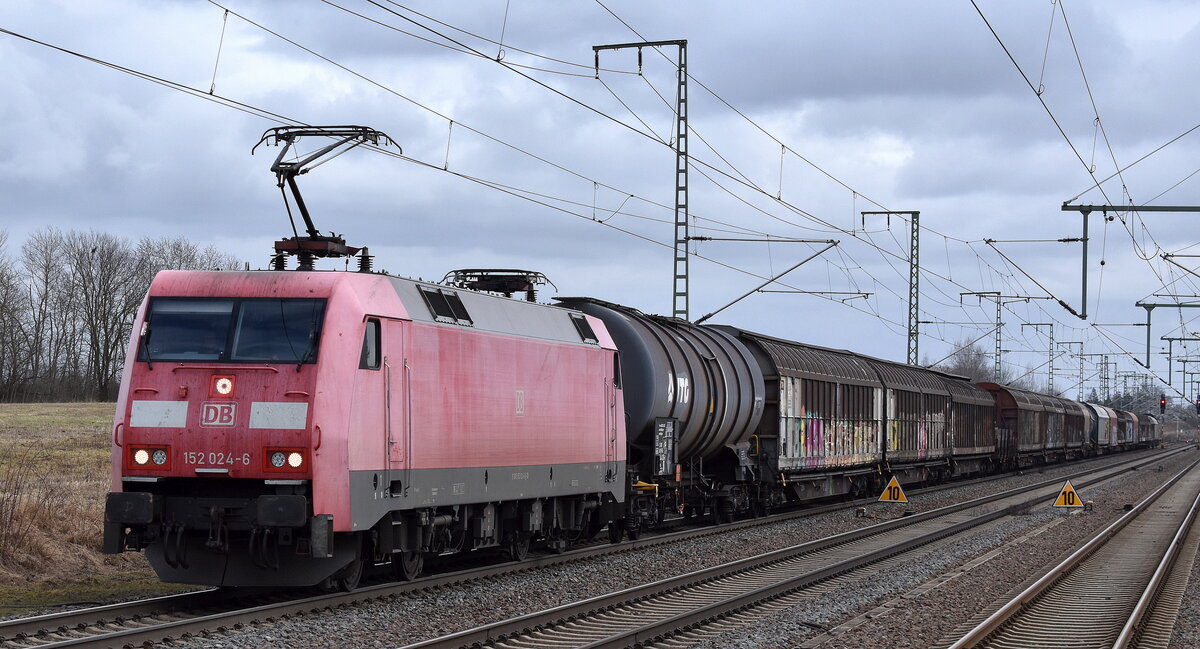 DB Cargo AG, Mainz [D] mit ihrer  152 024-6  [NVR-Nummer: 91 80 6152 024-6 D-DB] und einem gemischten Güterzug am 24.02.26 Höhe Bahnhof Rodleben.