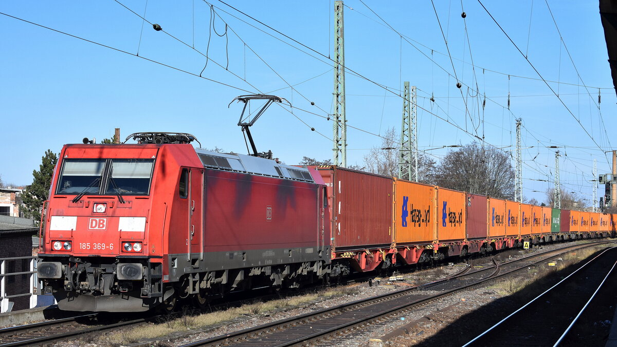 DB Cargo AG, Mainz [D] mit ihrer  185 369-6  [NVR-Nummer: 91 80 6185 369-6 D-DB] und einem Containerzug am 25.02.26 Höhe Bahnhof Magdeburg-Neustadt.