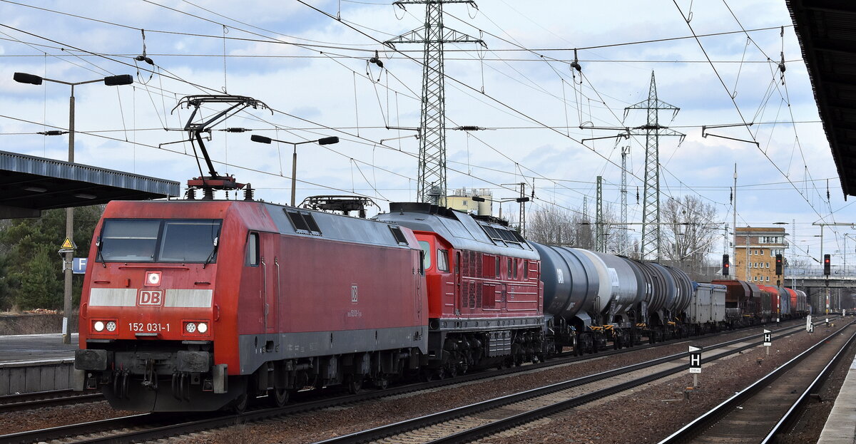 DB Cargo AG, Mainz [D] mit ihren  152 031-1  [NVR-Nummer: 91 80 6152 031-1 D-DB] und  233 112-2  (NVR:  92 80 1233 112-2 D-DB ) + gemischtem Güterzug am Haken am 11.03.26 Höhe Bahnhof Schönefeld bei Berlin.