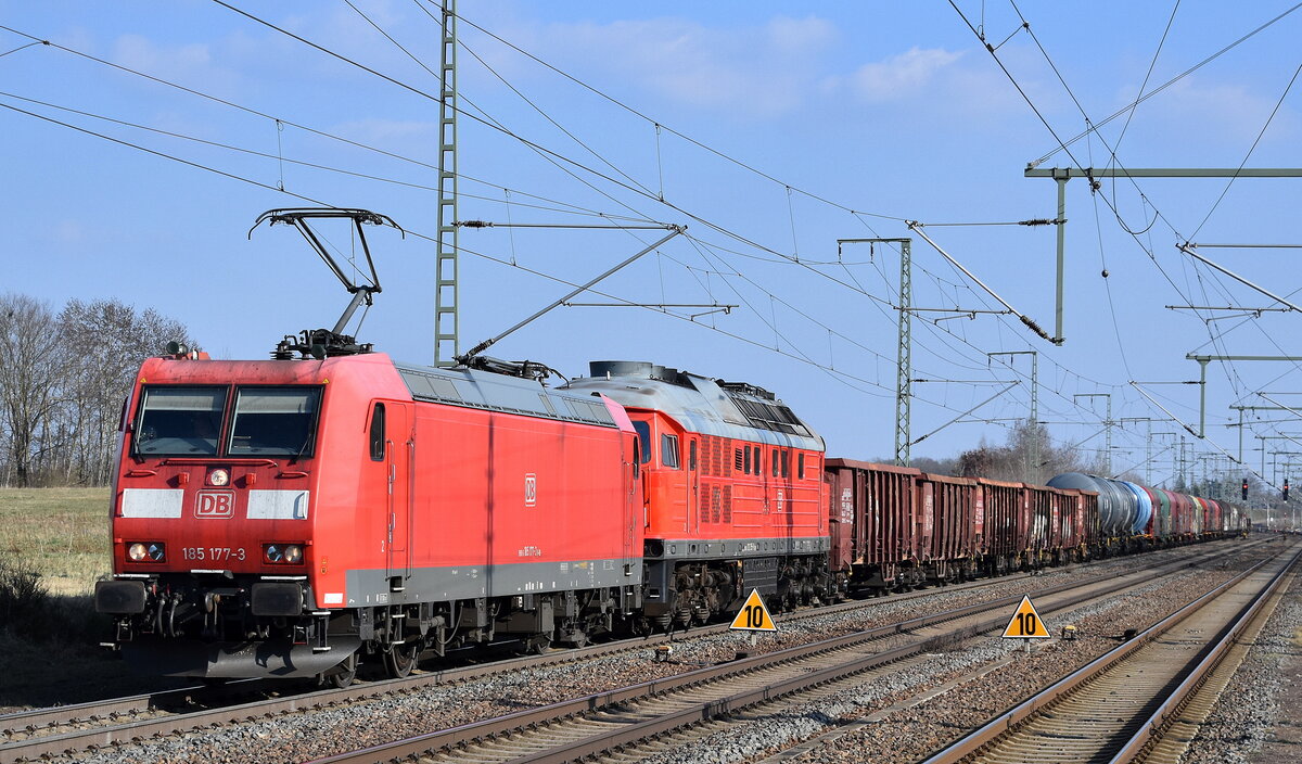 DB Cargo AG, Mainz [D] mit ihren  185 177-3  [NVR-Nummer: 91 80 6185 177-3 D-DB] und  232 255-0  [NVR-Nummer: 92 80 1232 255-0 D-DB] + gemischtem Güterzug am Haken am 19.03.26 Höhe Bahnhof Rodleben.