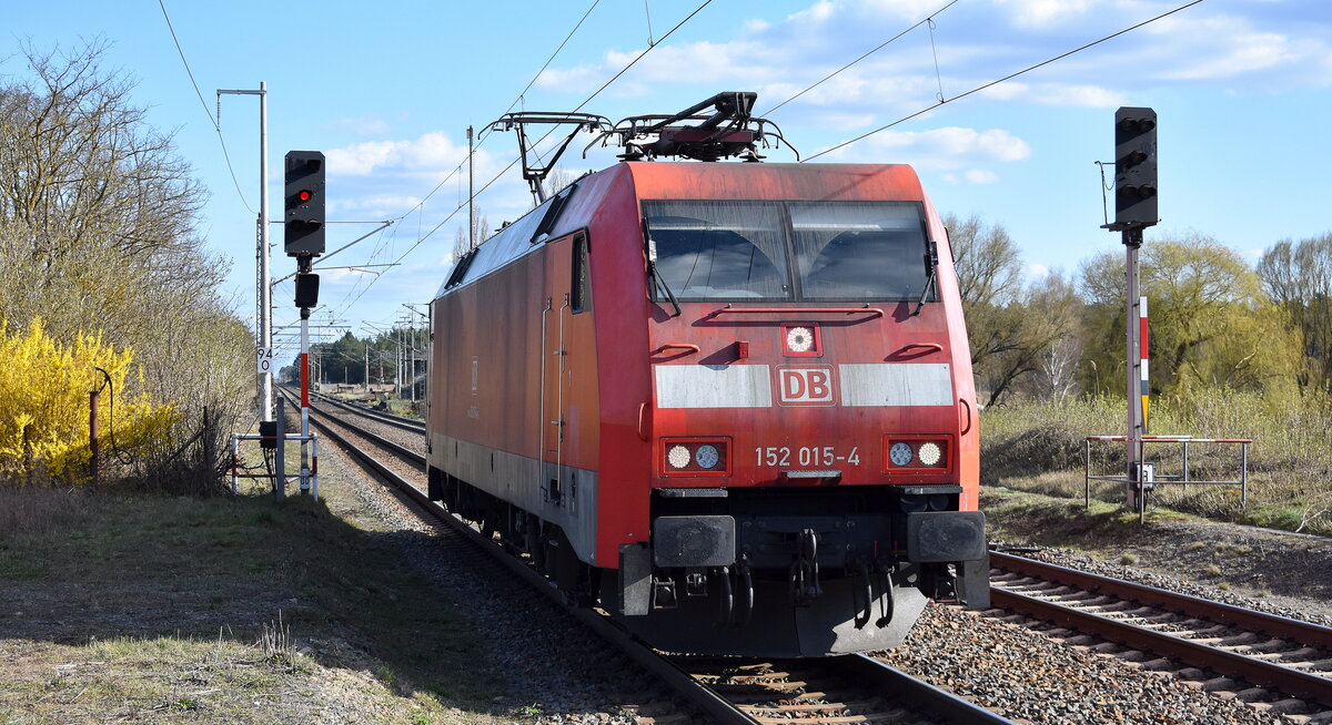 DB Cargo AG, Mainz [D] mit ihrer  152 015-4  [NVR-Nummer: 91 80 6152 015-4 D-DB] aus Ziltendorf EKO kommend am 08.04.26 Höhe Bahnhof Wiesenau.