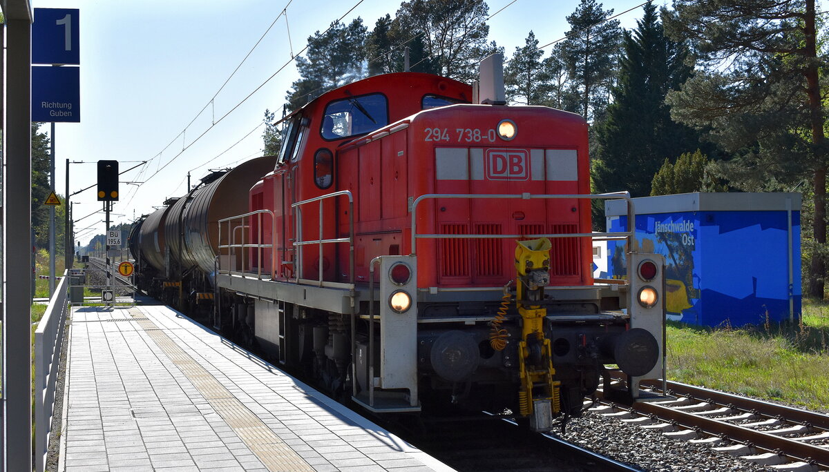 DB Cargo AG, Mainz mit ihrer  294 738-0  (NVR:  98 80 3294 738-0 D-DB ) auf dem Weg Richtung Guben zur Übergabe einiger Kesselwagen einer dort ansässigen Firma am 28.04.25 Höhe Bahnhof Jänschwalde Ost.