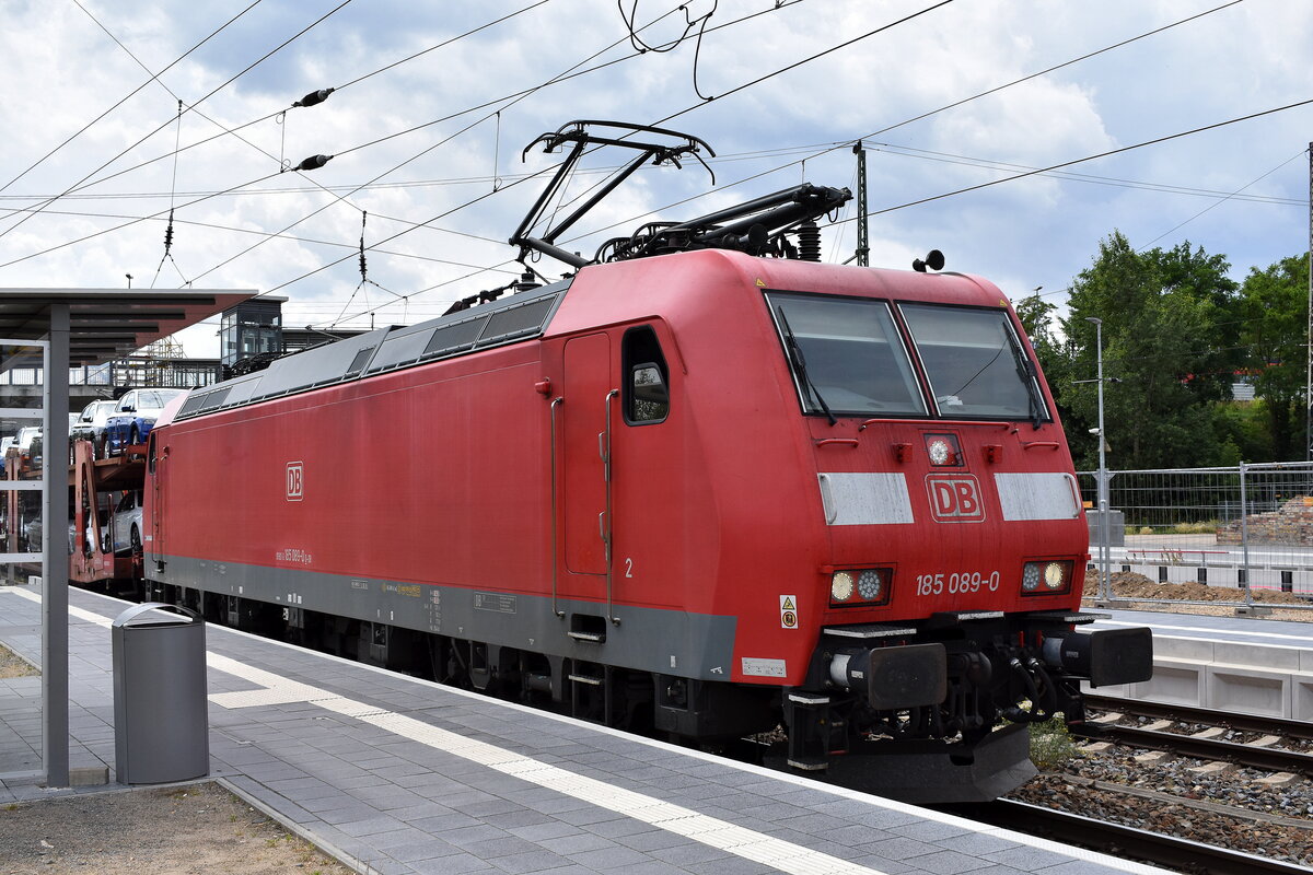 DB Cargo AG, Mainz mit ihrer  185 089-0  [NVR-Nummer: 91 80 6185 089-0 D-DB] und einem PKW-Transportzug (fabrikneue SKODA Modelle) am 23.06.25 Durchfahrt Bahnhof Falkenberg (Elster).