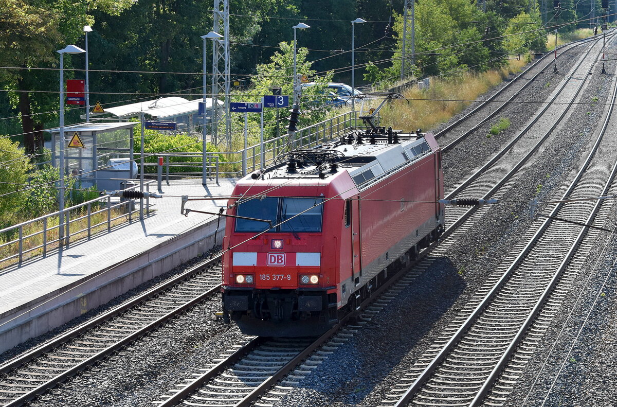 DB Cargo AG, Mainz mit ihrer  185 377-9  [NVR-Nummer: 91 80 6185 377-9 D-DB] Höhe Bahnhof Saarmund am 25.06.25