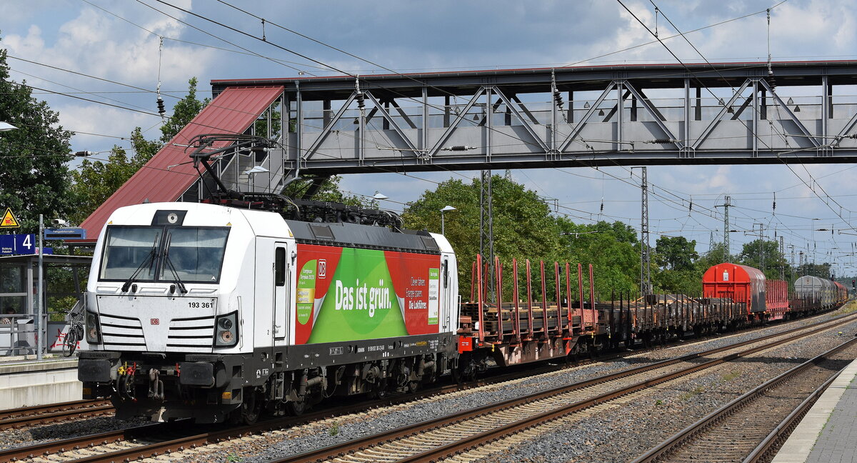 DB Cargo AG, Mainz mit ihrer  193 361  [NVR-Nummer: 91 80 6193 361-3 D-DB] und einem gemischten Güterzug Richtung Rbf. Seddin am 14.07.25 Höhe Bahnhof Saarmund.