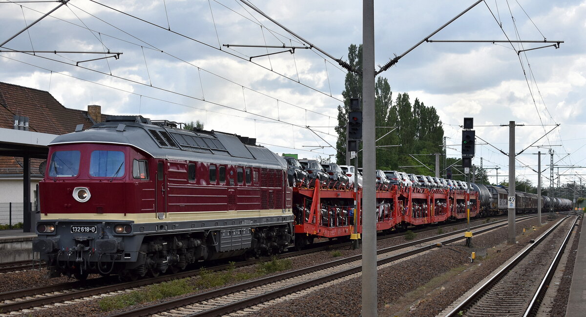 DB Cargo AG, Mainz mit ihrer Ludmilla  132 618-0  (NVR:  92 80 1232 618-9 D-DB ) und einem gemischten Güterzug am Haken am 16.07.25 Höhe Bahnhof Luckenwalde.