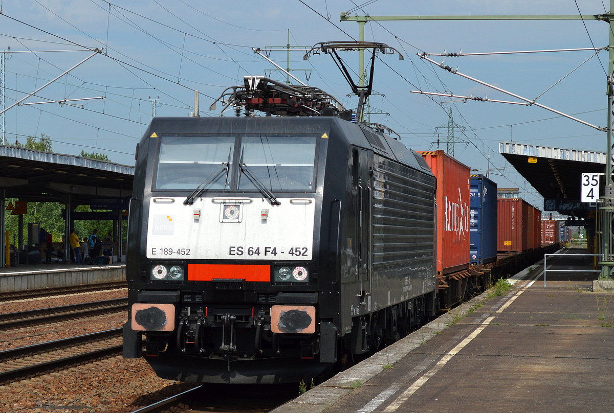 DB Cargo Deutschland mit der angemieteten MRCE Dispolok 189 452-6 und Containerzug am 21.07.16 beim Kurzhalt mit Personalwechsel im Bf. Flughafen Berlin-Schönefeld nachdem diese Güterzug wohl schon zwei Stunden Verspätung hatte nun also wohl direkt nach Hamburg unterwegs lt. Auskunft des übernehmenden Tf.